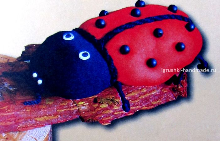 Игрушка Божья коровка своими руками из колготок. Поделка (фото)